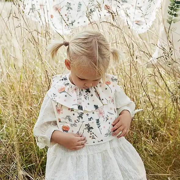 Babyhaklapp Meadow blossom Köp online