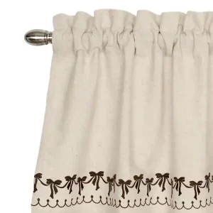 Gardinkappa med broderade rosetter Erbjudande